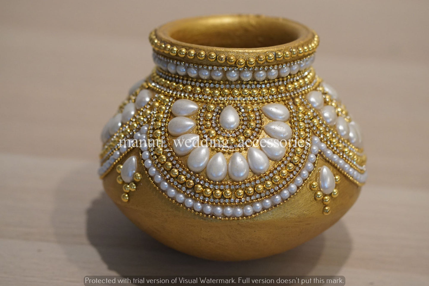 Garika Muntha - Decorated clay pot - White and Gold pearl