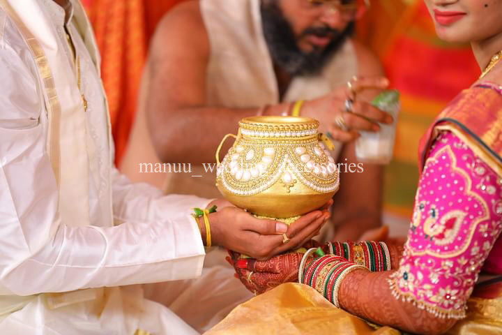 Garika Muntha - Decorated clay pot - White and Gold pearl