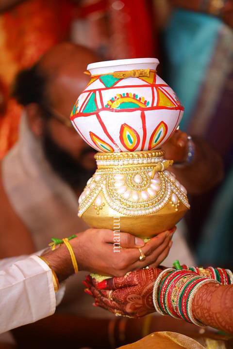 Garika Muntha - Decorated clay pot - White and Gold pearl